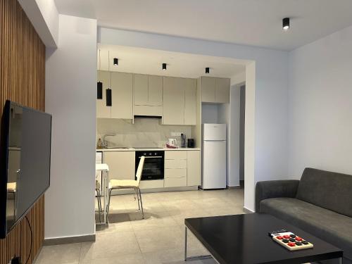 uma sala de estar com um sofá e uma cozinha em Royal Sunset Studios & Apartments em Limassol