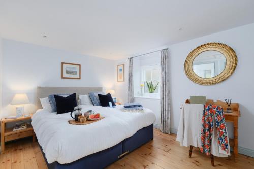 een slaapkamer met een groot bed met een dienblad erop bij Corner Cottage in Penzance