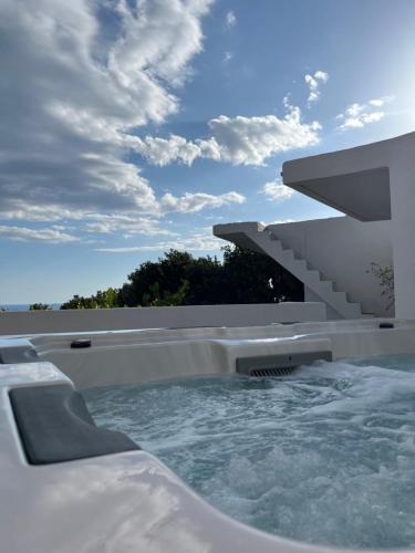 uma banheira de hidromassagem no telhado de uma casa em Mano's House em Triopetra
