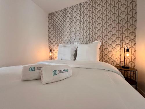 un grand lit blanc avec deux oreillers dessus dans l'établissement C003 Cosy a 200 m du Palais plein centre Cannes, à Cannes