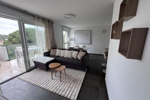 un salon avec un canapé et une table dans l'établissement Apartment of standing with swimming pool, à Saint-Raphaël