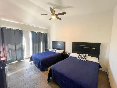 Cama o camas de una habitación en Hostal las Quintas