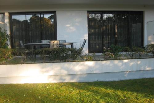 Apartment with garden by the sea