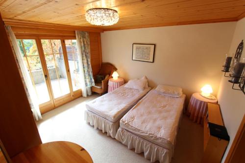 a bedroom with a bed and two lamps on tables at Forêt C2 in Chateau-d'Oex