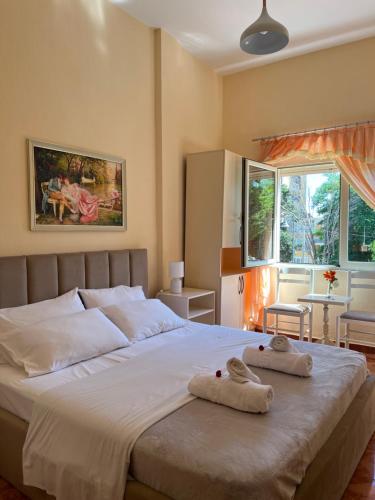1 dormitorio con 1 cama grande y toallas. en Hotel Gega en Durrës
