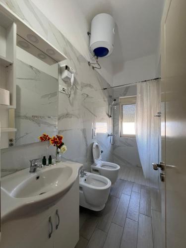 Hotel Gega tesisinde bir banyo