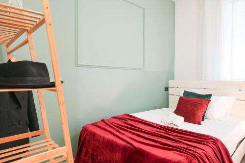 um quarto com uma cama com lençóis vermelhos e uma escada em Maison Métropole Turin em Turim