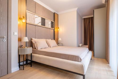 een slaapkamer met een groot bed en een raam bij Mayer Skycon Residence Besiktas in Istanbul