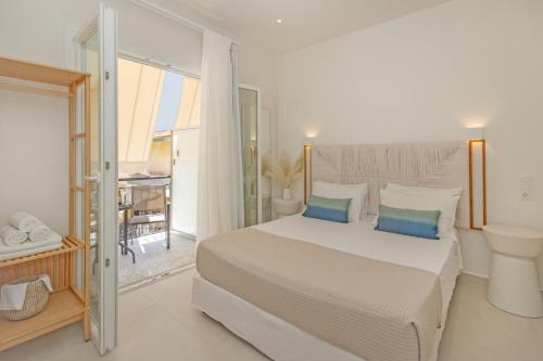 een slaapkamer met een groot bed met blauwe kussens bij E & G Figareto Apartments 6 in Kanoni