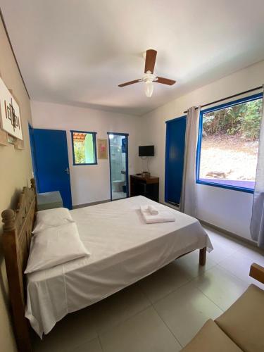 a bedroom with a bed and a ceiling fan at Embaúbas suíte privativa in Serra do Cipo