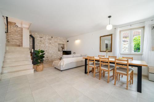 Postel nebo postele na pokoji v ubytování Heritage Island Escape - Casa Bola- Boutique Retreat