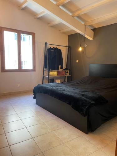 une chambre avec un lit dans une pièce dans l'établissement Maison de village avec jacuzzi et garage, à Bédoin