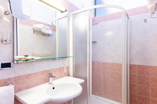 Un baño de Hotel Baltic Riccione-Fronte Mare