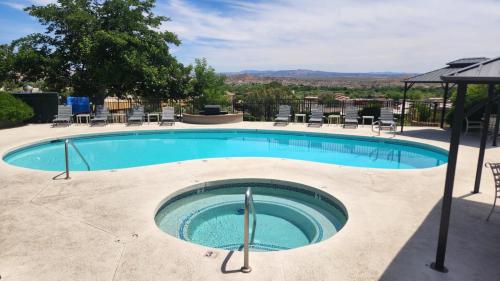 una gran piscina con sillas y una mesa en The View Motel, en Cottonwood
