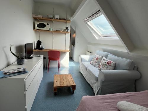 un salon avec un canapé et une table dans l'établissement Studio Cosy avec Parking Privé, à Caen