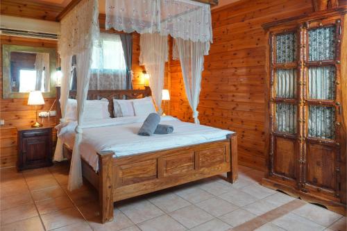 een slaapkamer met een bed in een houten kamer bij הפינה היפה של צביה in Had Nes