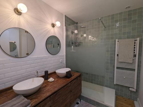 une salle de bain avec un lavabo et un miroir dans l'établissement Appartement élégant - Fbg Saint Denis, à Paris