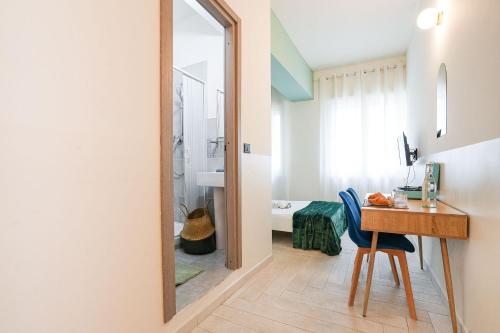 a room with a desk and a bathroom with a mirror at Maison Turin in Turin