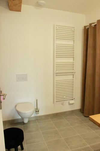 une salle de bain avec des toilettes blanches et une fenêtre dans l'établissement Le figuier, à Saint-Sauveur