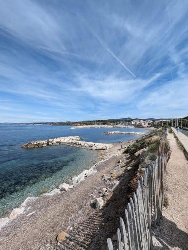 une clôture sur une plage au bord de l'eau dans l'établissement T2 à 200m de la mer et commerces, à Six-Fours-les-Plages