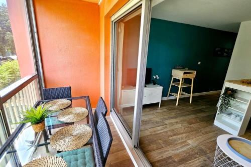 Cette chambre dispose d'un balcon avec une table et un miroir. dans l'établissement Renovated apartment with balcony and modern style, à Saint-Mandrier-sur-Mer