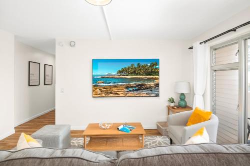 ein Wohnzimmer mit Sofa und Tisch in der Unterkunft 2BR-2BA Close to Waikiki Beach with Free Parking! in Honolulu