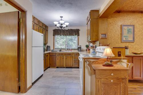 Η κουζίνα ή μικρή κουζίνα στο Peaceful Carrollton Retreat with Deck and Fire Pit!