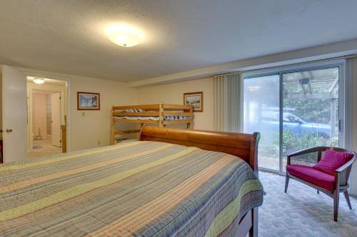Ένα ή περισσότερα κρεβάτια σε δωμάτιο στο Peaceful Carrollton Retreat with Deck and Fire Pit!