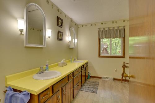 Gambar di galeri bagi Peaceful Carrollton Retreat with Deck and Fire Pit! di Carrollton