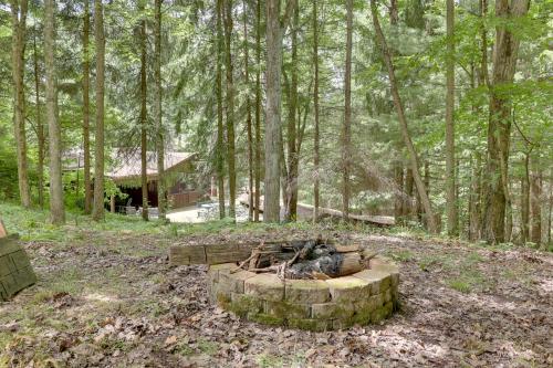 Κήπος έξω από το Peaceful Carrollton Retreat with Deck and Fire Pit!