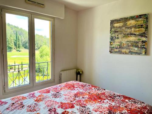 une chambre avec un lit et une grande fenêtre dans l'établissement 5 Stars Apartment with Golf and Pool in Valbonne, à Valbonne