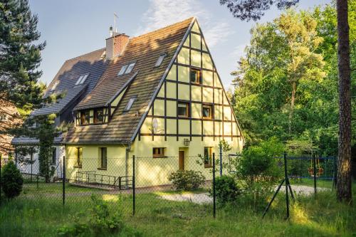 una vecchia casa con tetto di gamberetti di Domek Marzeń Mrzeżyno a Mrzeżyno