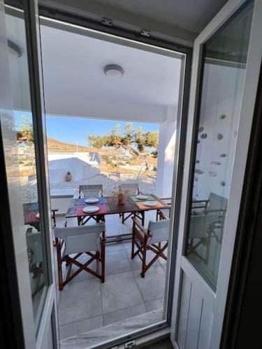 a view of a balcony with a table and chairs at Dall'Egeo παραδοσιακό κυκλαδίτικο σπίτι in Vari