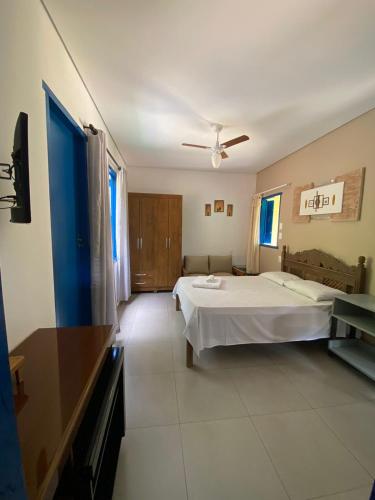 a bedroom with a bed and a ceiling fan at Embaúbas suíte privativa in Serra do Cipo