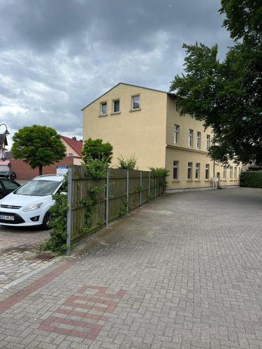 a car parked in front of a building at Innenstadtoase im Herzen Torgelows in Torgelow