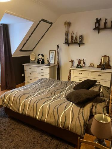 - une chambre avec un lit et quelques commode dans l'établissement Corbel, à Châtenay-Malabry