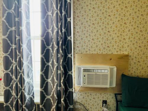 ein Fenster mit einem Vorhang und einem Radio in einem Zimmer in der Unterkunft Pacifico's Place "A" in Hartford