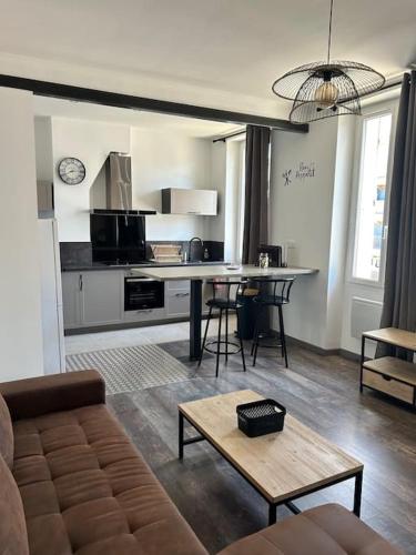 un salon avec un canapé et une table dans l'établissement Le chant des vagues, à Marseille