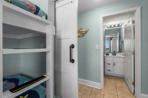 Coast is Clear at Laketown Wharf #1225 by Nautical Properties photo 23