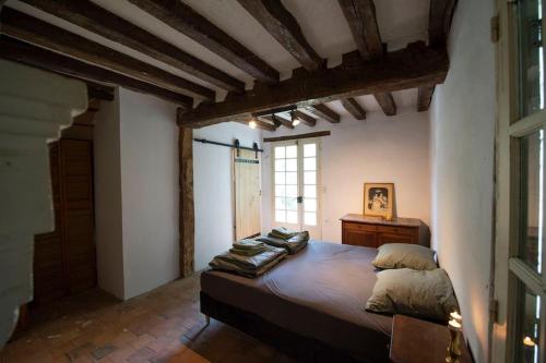 une chambre avec un grand lit et une fenêtre dans l'établissement Huis op een eiland in de Loire, à Gennes