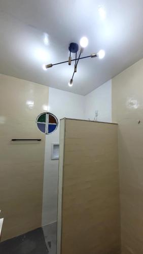 a ceiling fan and a door in a room at Pousada Gaturama Village in Corumbá