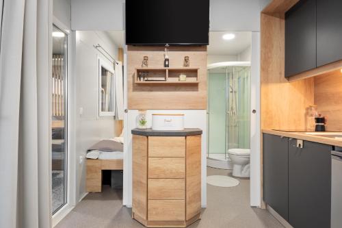La petite salle de bains est pourvue d'un lavabo et de toilettes. dans l'établissement Glamping Lucky House, à Gradac