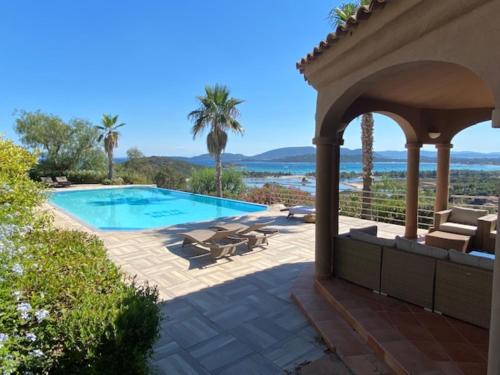Cette villa dispose d'une piscine et d'une terrasse. dans l'établissement Villa EDEN BLUE, à Zonza