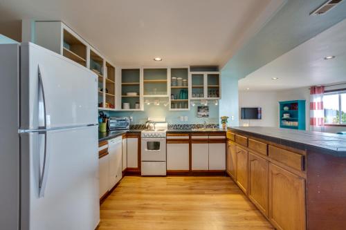 Una cocina o zona de cocina en Nye Beach, Close to everything, Ocean View!