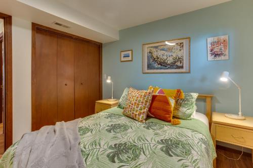 Un dormitorio con una cama con almohadas de colores. en Nye Beach, Close to everything, Ocean View!, en Newport
