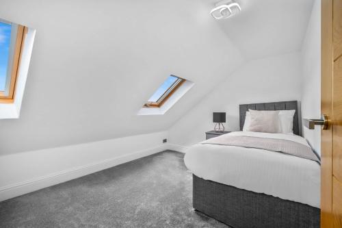Katil atau katil-katil dalam bilik di 5 bedroom house Solihull 10 mins drive from BHX & NEC Private off road parking