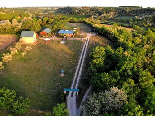 Velika RemetaにあるSunny Side Fruska Gora -touristic estateの線路付き農場の空中風景