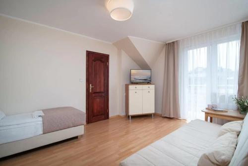 Willa Cykas في ياستراوبيا جورا: غرفة نوم بها سرير ونافذة