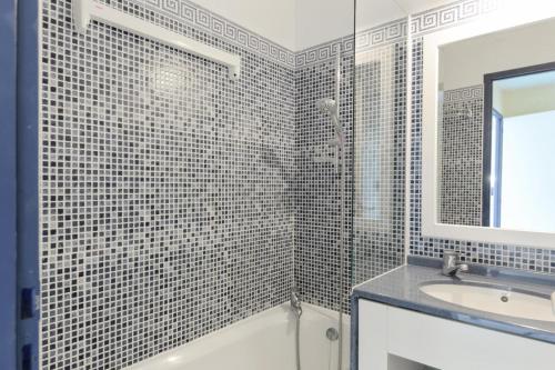une salle de bain avec une baignoire, un lavabo et un miroir dans l'établissement Résidence Port Bourgenay - maeva Home - Appartement 3 pièces 6 personnes Sélection MAE-2143, à Talmont-Saint-Hilaire
