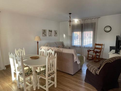 a living room with a table and a bed at Casa rural El Candil in Olivenza